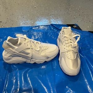 NWT Nike Air Huarache Sneakers